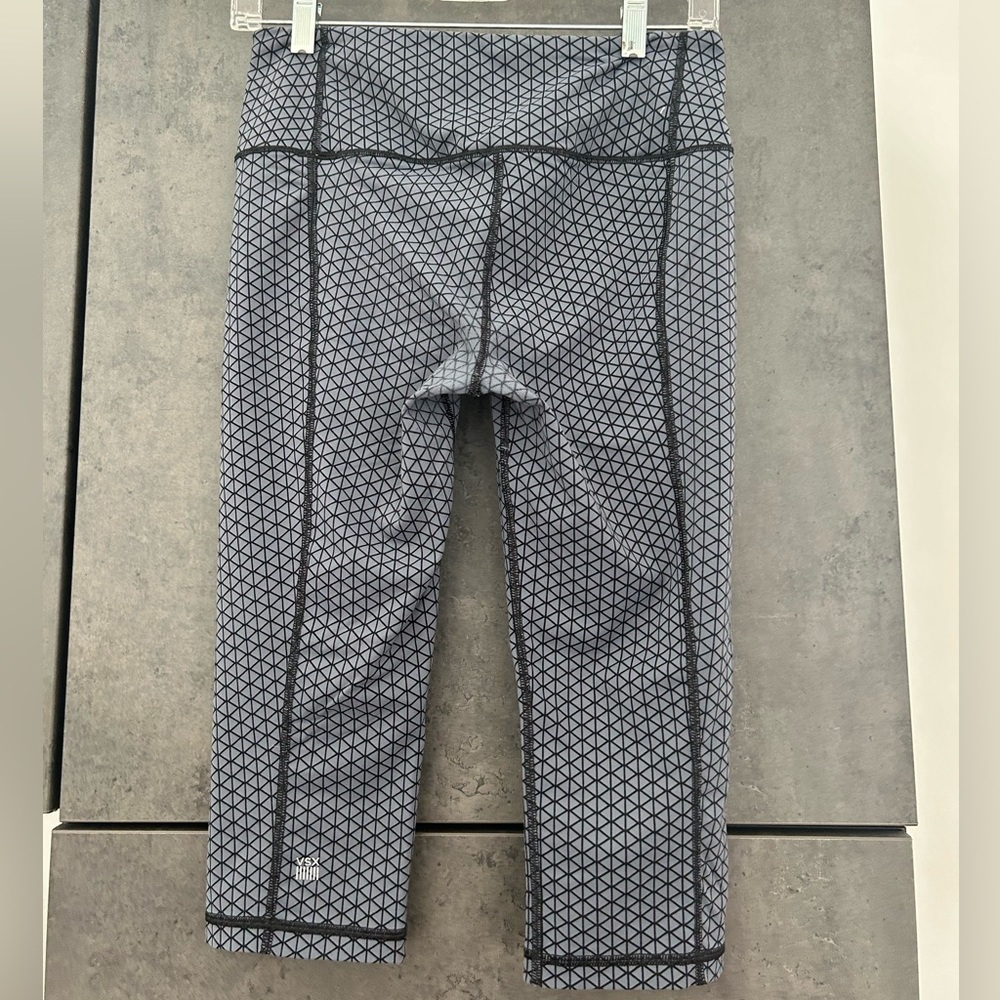 Victoria’s Secret VSX Sport Knockout Crop geometric Grey Black Sz S leggings - Picture 2 of 11